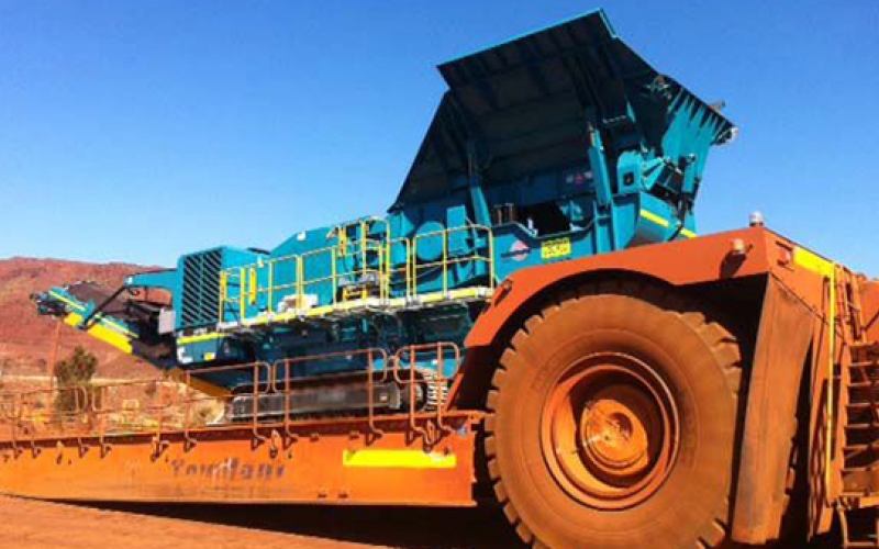 72 tonnes Powerscreen XA750S sur un surbaissée géant. Ce est l'une des plus grandes remorques là-bas.